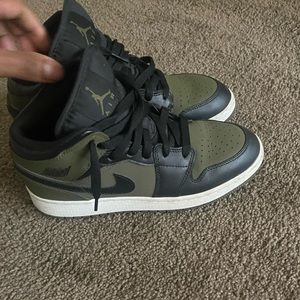 Worn a few times no starches at all. Good condition.